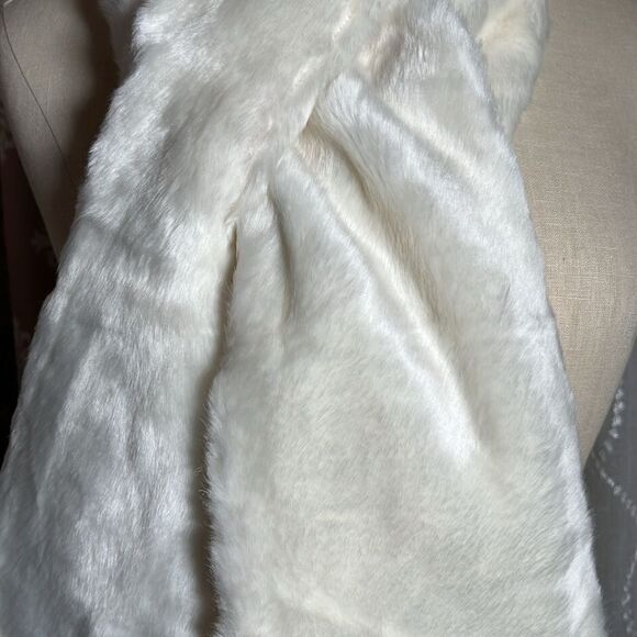 Old Navy  faux fur scarf. - Picture 2 of 4